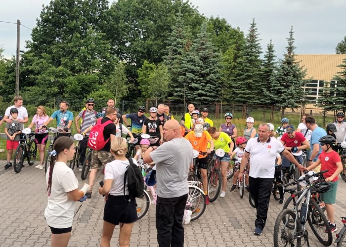 Zdjęcie 1. Uczestnicy „Rowerowego Dnia Dziecka” przed wyruszeniem w trasę z Nowego Dworu Mazowieckiego do MC BRD w Modlinie (Zdjęcie źródło: KPP a Nowym Dworze Mazowieckim). 