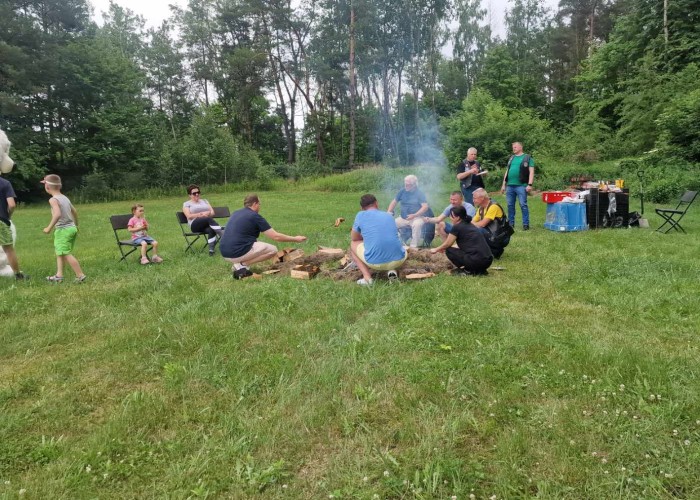 Zdjęcie 10. Pieczenie kiełbasek podczas „Rowerowego Dnia Dziecka” (Zdjęcie źródło: KPP a Nowym Dworze Mazowieckim).