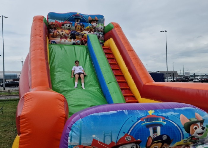 Zdjęcie 2. Dmuchana zjeżdżalnia na terenie Mazowieckiego Centrum Bezpieczeństwa Ruchu Drogowego w Modlinie podczas „Rowerowego Dnia Dziecka” (Zdjęcie źródło: KPP a Nowym Dworze Mazowieckim). 