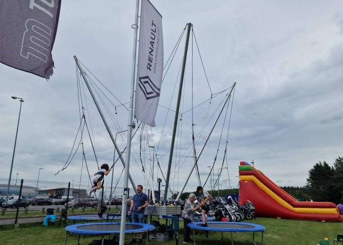 Zdjęcie 3. Bezpieczna trampolina na terenie Mazowieckiego Centrum Bezpieczeństwa Ruchu Drogowego w Modlinie podczas „Rowerowego Dnia Dziecka” (Zdjęcie źródło: KPP a Nowym Dworze Mazowieckim).