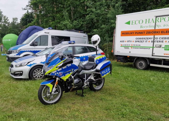 Zdjęcie 4. Pojazdy Policji na terenie Mazowieckiego Centrum Bezpieczeństwa Ruchu Drogowego w Modlinie podczas „Rowerowego Dnia Dziecka” (Zdjęcie źródło: KPP a Nowym Dworze Mazowieckim).