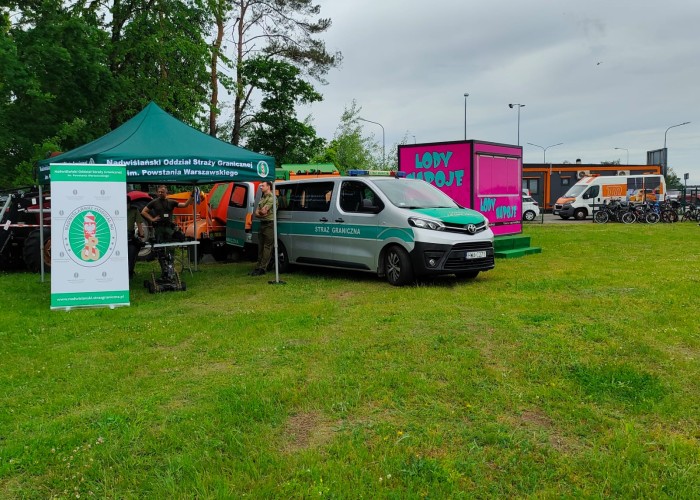 Zdjęcie 5. Stanowisko Nadwiślańskiego Oddziału Straży Granicznej im. Powstania Warszawskiego na terenie Mazowieckiego Centrum Bezpieczeństwa Ruchu Drogowego w Modlinie podczas „Rowerowego Dnia Dziecka” (Zdjęcie źródło: KPP a Nowym Dworze Mazowieckim).
