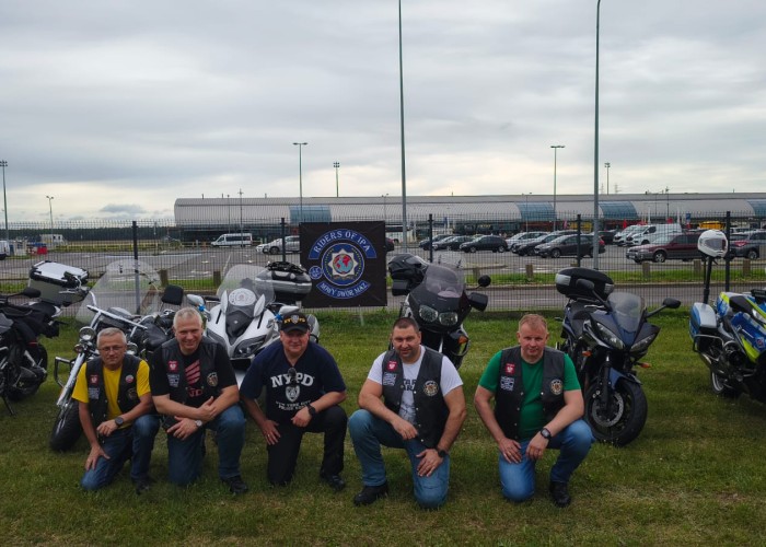 Zdjęcie 6. Członkowie Międzynarodowego Stowarzyszenia Policji Regionu Nowy Dwór Mazowiecki wraz ze swoimi motocyklami podczas „Rowerowego Dnia Dziecka” (Zdjęcie źródło: KPP a Nowym Dworze Mazowieckim).