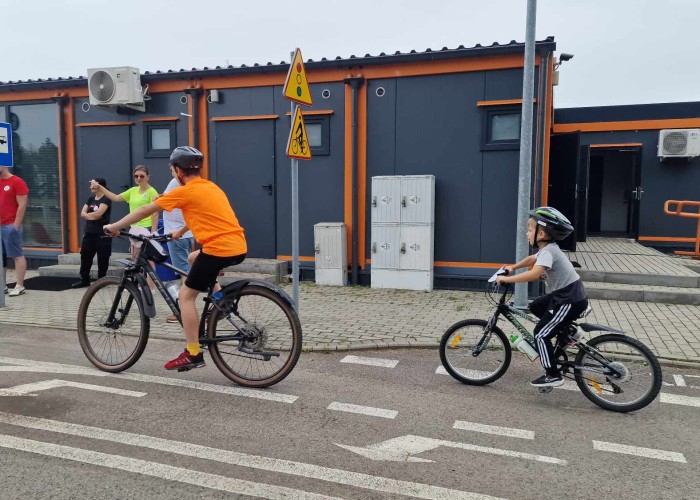 Zdjęcie 9. Zajęcia edukacyjne dotyczące bezpiecznego uczestnictwa w ruchu drogowym „na rowerach” podczas „Rowerowego Dnia Dziecka” (Zdjęcie źródło: KPP a Nowym Dworze Mazowieckim). 