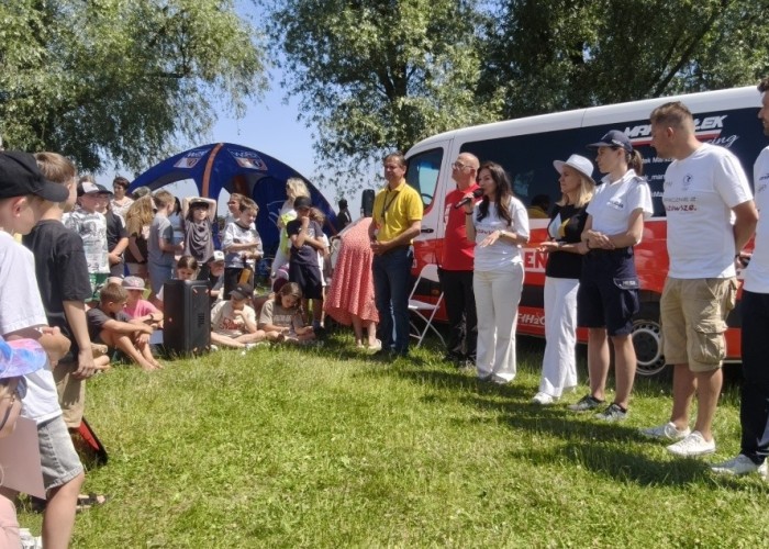 Zdjęcie 1. Dzieci ze szkół podstawowych z Gminy Nieporęt oraz zaproszeni goście (od lewej): Egzaminator z WORD w Warszawie Pan Sławomir Bakalarski, Prezes Legionowskiego WOPR Pan Krzysztof Jaworski, Członkini Zarządu Województwa Mazowieckiego w Warszawie – Pani Anna Brzezińska, Wójt Gminy Nieporęt – Pani Agnieszka Powała, aspirant z Policji Rzecznej w Warszawie - Pani Aleksandra Wasiak, Kierownik Działu Promocji i Organizacji Wydarzeń Muzeum Sportu i Turystyki  – Pan Piotr Walewski oraz Mistrz sportów motorowodnych – Pan Bartłomiej Marszałek (zdjęcie źródło: WORD w Warszawie).