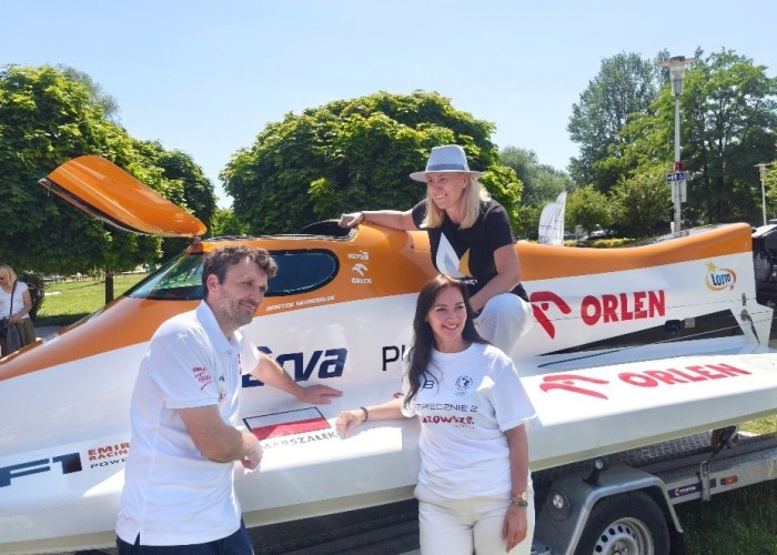 Zdjęcie 3. Na tle łodzi motorowodnej Członkini Zarządu Województwa Mazowieckiego w Warszawie – Pani Anna Brzezińska, Wójt Gminy Nieporęt – Pani Agnieszka Powała oraz Mistrz sportów motorowodnych – Pan Bartłomiej Marszałek. (zdjęcie źródło: WORD w Warszawie).
