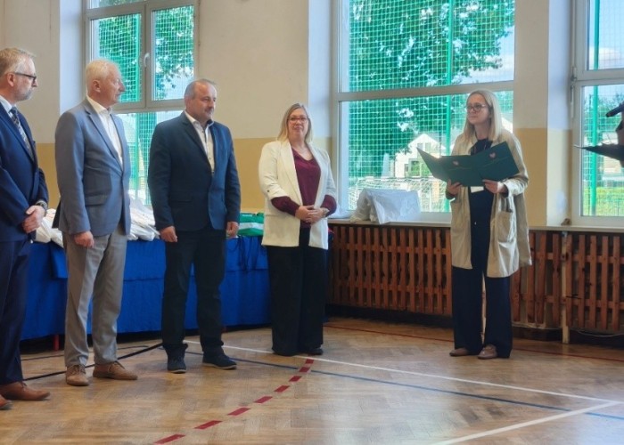 Zdjęcie 1. Przywitanie zaproszonych gości, tj.  (od lewej) Pana Jerzego Wysockiego – Drugiego Zastępcę Burmistrza Gminy Brwinów i Pana Kazimierza Porębskiego – Dyrektora Delegatury Urzędu Marszałkowskiego Województwa Mazowieckiego w Piasecznie oraz Dyrekcji ZSP w Otrębusach, tj. Pana Sebastiana Korczaka i Pani Justyny Jakubiuk przez Panią Katarzynę Szymańską i Panią Annę Ochalska z Wydziału Promocji Bezpieczeństwa Publicznego Departamentu Organizacji Urzędu Marszałkowskiego Województwa Mazowieckiego w Warszawie. (zdjęcie źródło: WORD w Warszawie). 