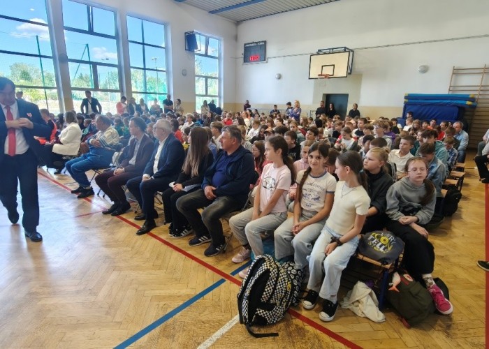 Zdjęcie 2. Zaproszeni goście, dzieci z ZSP w Otrębusach oraz Pan Mirosław Cieciuch (idący po lewej), opiekun grupy dzieci biorącej udział w portalu „Bezpieczne Mazowsze”. (zdjęcie źródło: WORD w Warszawie). 