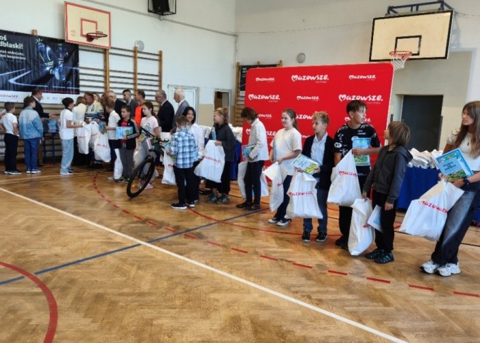 Zdjęcie 4. Wręczanie zestawów poprawiających bezpieczeństwo na drodze najlepszym 41 uczniom ze SP w Otrębusach. (zdjęcie źródło: WORD w Warszawie).