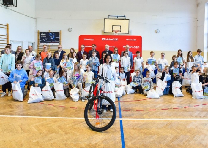 Zdjęcie 6. Wspólne pamiątkowe zdjęcie zaproszonych gości, Dyrekcji oraz uczniów ze SP w Otrębusach. (zdjęcie źródło: Urząd Marszałkowski Województwa Mazowieckiego w Warszawie). 