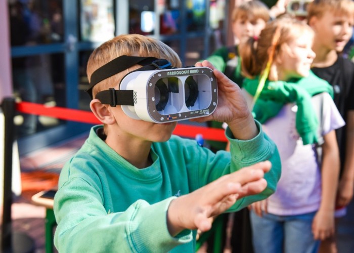 Zdjęcie 8. Ćwiczenia z udzielania pierwszej pomocy za pomocą „okularów VR” prowadzili pracownicy Urzędu Marszałkowskiego Województwa Mazowieckiego w Warszawie. (zdjęcie źródło: Urząd Marszałkowski Województwa Mazowieckiego w Warszawie).