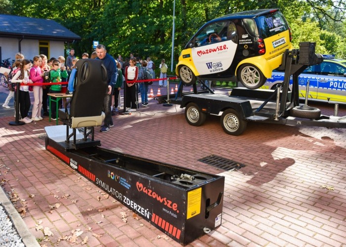 Zdjęcie 9. „Symulator dachowania i zderzeniowy” - doświadczenie niebezpiecznych sytuacji drogowych w symulowanych bezpiecznych warunkach prowadzili pracownicy Wojewódzkiego Ośrodka Ruchu Drogowego w Ciechanowie. (zdjęcie źródło: Urząd Marszałkowski Województwa Mazowieckiego w Warszawie).