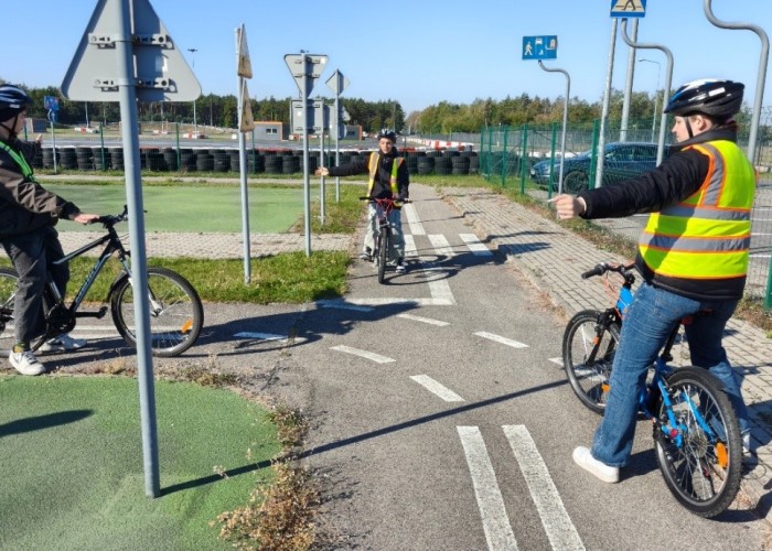 Zdjęcie 2. Uczestnicy „szkolenia praktycznego” na Kartę rowerową na miasteczku rowerowym w MCBRD w Modlinie. 
(Zdjęcie źródło: WORD w Warszawie).