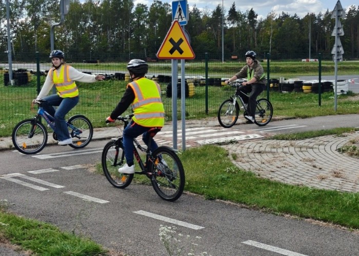 Zdjęcie 3. Uczestnicy „szkolenia praktycznego” na Kartę rowerową na miasteczku rowerowym w MCBRD w Modlinie. 
(Zdjęcie źródło: WORD w Warszawie).