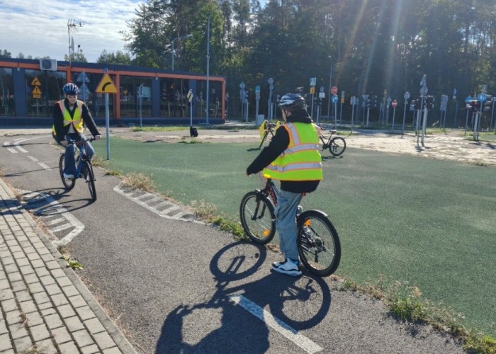 Zdjęcie 4. Uczestnicy „szkolenia praktycznego” na Kartę rowerową na miasteczku rowerowym w MCBRD w Modlinie. 
(Zdjęcie źródło: WORD w Warszawie).