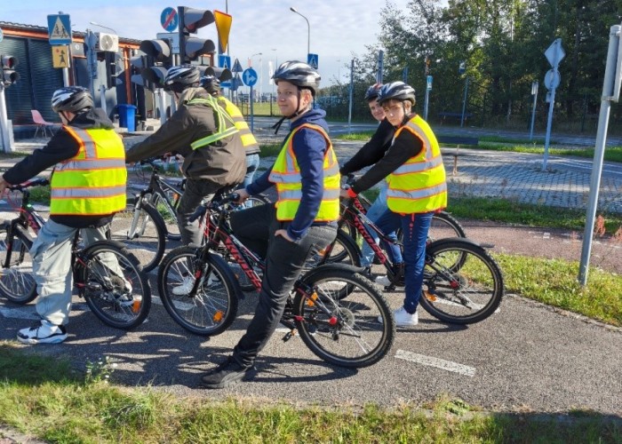 Zdjęcie 5. Uczestnicy „szkolenia praktycznego” na Kartę rowerową na miasteczku rowerowym w MCBRD w Modlinie. 
(Zdjęcie źródło: WORD w Warszawie).