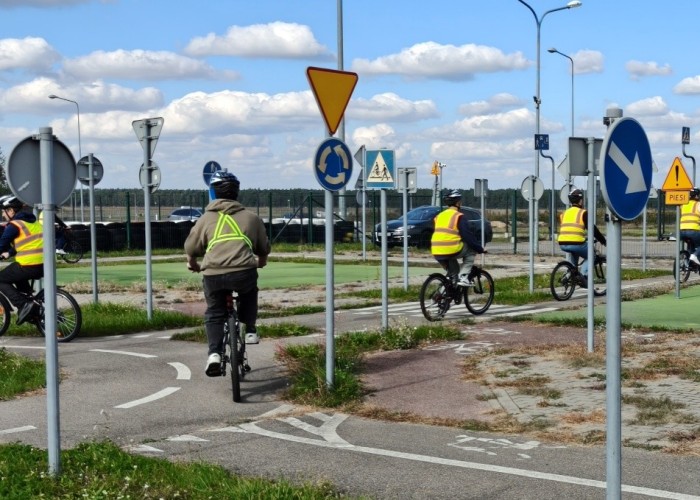Zdjęcie 6. Uczestnicy szkolenia na Kartę rowerową podczas „egzaminu praktycznego” na miasteczku rowerowym 
w MCBRD w Modlinie. (Zdjęcie źródło: WORD w Warszawie).