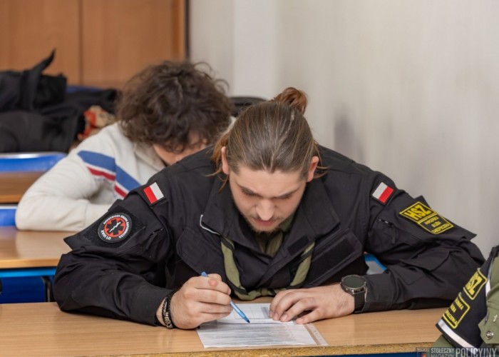 Zdjęcie 3. Na zdjęciu: uczestnicy szkolenia z kierowania ruchem drogowym - Harcerze Chorągwi Stołecznej Związku Harcerstwa Polskiego podczas zaliczania części teoretycznej. (Zdjęcie źródło: Marek Szałajski - Komenda Stołeczka Policji).