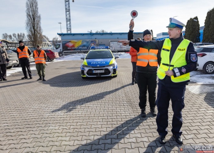 Zdjęcie 4. Na zdjęciu: uczestnicy części praktycznej szkolenia z kierowania ruchem drogowym - Harcerze Chorągwi Stołecznej Związku Harcerstwa Polskiego oraz sierżant sztabowy Krzysztof Dygnos - Policjant z WRD Komendy Stołecznej Policji (Zdjęcie źródło: Marek Szałajski - Komenda Stołeczka Policji).
