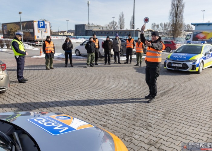 Zdjęcie 5. Na zdjęciu: uczestnicy szkolenia z kierowania ruchem drogowym - Harcerze Chorągwi Stołecznej Związku Harcerstwa Polskiego podczas zaliczania części praktycznej oraz sierżant Patryk Cieśliński - Policjant z WRD Komendy Stołecznej Policji (Zdjęcie źródło: Marek Szałajski - Komenda Stołeczka Policji).