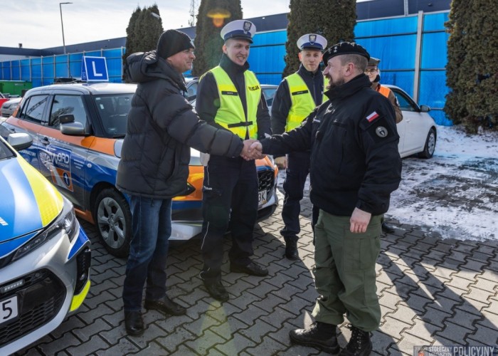 Zdjęcie 6. Na zdjęciu od lewej: Egzaminator Sławomir Bakalarski - p.o. Kierownika Wydziału Szkoleń i BRD WORD 
w Warszawie oraz sierżant sztabowy Krzysztof Dygnos i sierżant Patryk Cieśliński - Policjanci z WRD Komendy Stołecznej Policji oraz przedstawiciel Chorągwi Stołecznej Związku Harcerstwa Polskiego. (Zdjęcie źródło: Marek Szałajski - Komenda Stołeczka Policji).