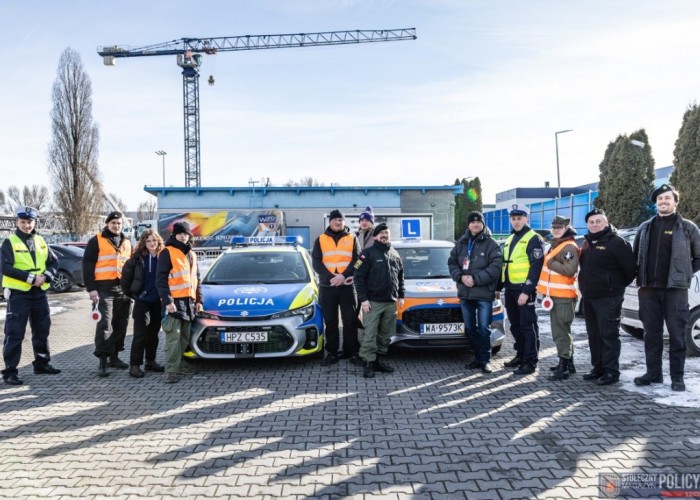 Zdjęcie 7. Na zdjęciu: uczestnicy szkolenia z kierowania ruchem drogowym - Harcerze Chorągwi Stołecznej Związku Harcerstwa Polskiego, Egzaminator Sławomir Bakalarski -  p.o. Kierownika Wydziału Szkoleń i BRD WORD w Warszawie oraz sierżant Patryk Cieśliński i sierżant sztabowy Krzysztof Dygnos - Policjanci z WRD Komendy Stołecznej Policji (Zdjęcie źródło: Marek Szałajski - Komenda Stołeczka Policji). 