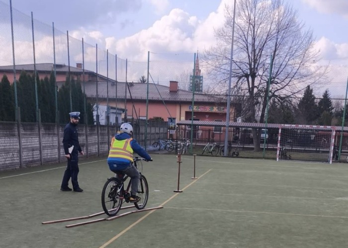 Zdjęcie 10. Na zdjęciu uczeń ze Szkoły Podstawowej w Kołbieli podczas panelu „przejazd po rowerowym torze przeszkód”, który prowadzi sierżant Piotr Świątek – Policjant z Komendy Powiatowej Policji w Otwocku. (zdjęcie źródło: WORD w Warszawie).