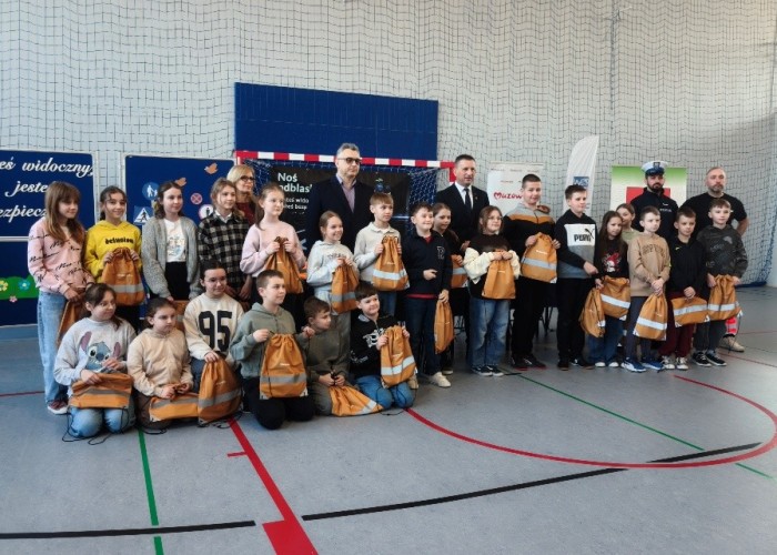 Zdjęcie 5. Na zdjęciu uczniowie ze SP w Kołbieli - uczestnicy konkursów dotyczących ruchu drogowego na Portalu „Bezpieczne Mazowsze”, którzy zostali wyróżnieni za bardzo dobre wyniki, Pani Małgorzata Szerszeń – Dyrektor SP w Kołbieli, Pan Artur Rola – Dyrektor Delegatury Urzędu Marszałkowskiego Województwa Mazowieckiego w Wołominie, Pan Sylwester Winek – Wójt Gminy Kołbiel, sierżant Piotr Świątek – Policjant z Komendy Powiatowej Policji w Otwocku oraz Pan Piotr Żak - ratownik medyczny z SPZOZ MEDITRANS w Warszawie. (zdjęcie źródło: WORD w Warszawie).