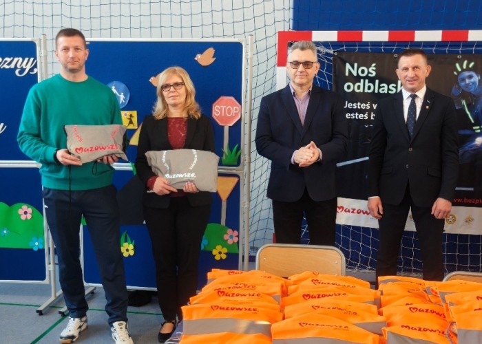 Zdjęcie 6. Na zdjęciu od lewej: Pan Marek Gontarz – nauczyciel i opiekun grupy uczniów zaangażowanych na portalu „Bezpieczne Mazowsze”, Pani Małgorzata Szerszeń – Dyrektor Szkoły – obydwoje wyróżnieni za zaangażowanie i pracę na rzecz udziału dzieci w ww. portalu, Pan Artur Rola – Dyrektor Delegatury Urzędu Marszałkowskiego Województwa Mazowieckiego w Wołominie, Pan Sylwester Winek – Wójt Gminy Kołbiel. (zdjęcie źródło: WORD w Warszawie).