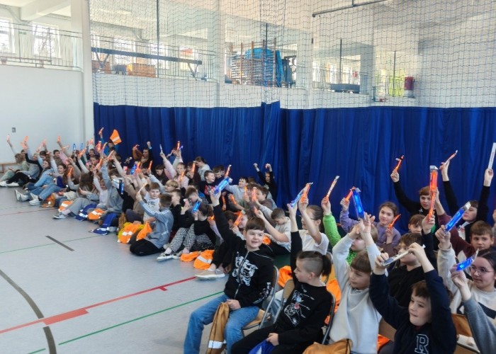 Zdjęcie 7. Na zdjęciu uczniowie ze Szkoły Podstawowej w Kołbieli prezentujący ufundowane przez Samorząd Województwa Mazowieckiego „elementy BRD”. (zdjęcie źródło: WORD w Warszawie).