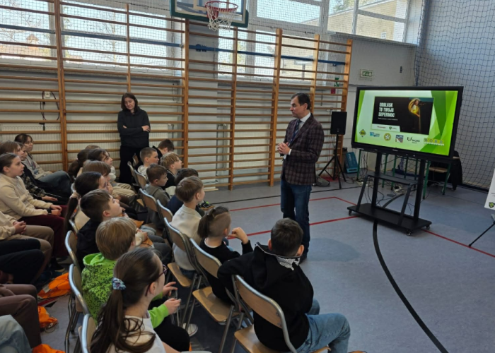 Zdjęcie 8. Na zdjęciu uczniowie ze Szkoły Podstawowej w Kołbieli podczas „konkursu z wiedzy teoretycznej” dotyczącego przepisów ruchu drogowego, który prowadzi Pan Sławomir Bakalarski – Egzaminator z Wojewódzkiego Ośrodka Ruchu Drogowego w Warszawie. (zdjęcie źródło: Szkoła Podstawowa w Kołbieli).