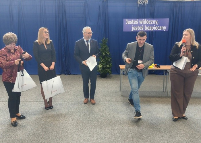 Zdjęcie 5. Na zdjęciu od lewej: Zastępca Dyrektora SP nr 1 – Pani Bożena Kruszewska, Dyrektor SP nr 1 – Pani Anna Baecker, Pan Jerzy Wysocki – Zastępca Burmistrza Gminy Brwinów oraz Pan Kacper Wojdalski i Pani Magdalena Kalniuk – przedstawiciele Urzędu Marszałkowskiego Województwa Mazowieckiego w Warszawie. (zdjęcie źródło: WORD w Warszawie).