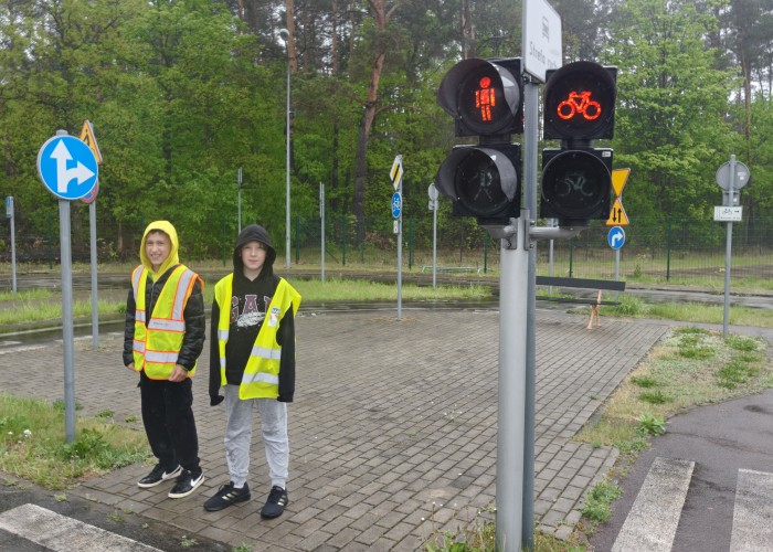 Zdjęcie 5. Dzieci ze SP w Dębinkach podczas ćwiczeń praktycznych „jako piesi” na miasteczku rowerowym MCBRD w Modlinie. (zdjęcie źródło: WORD w Warszawie)