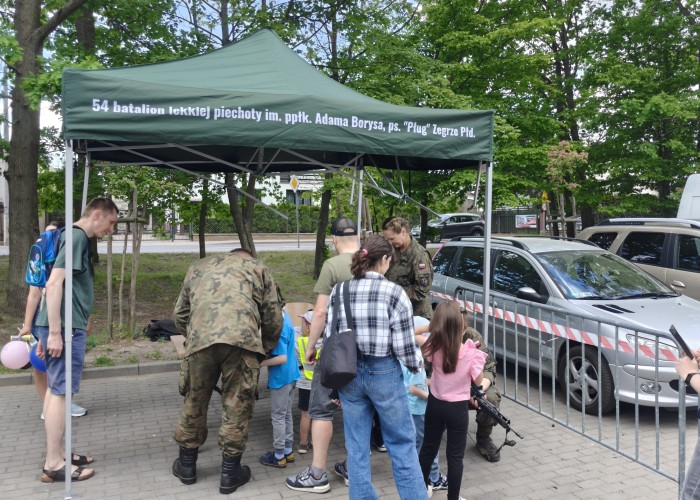 Zdjęcie 11. Na stanowisku 54 batalionu lekkiej piechoty im. ppłk. Adama Borysa ps. „Pług” z Zegrza można było zapoznać się z umundurowaniem, bronią oraz sprzętem specjalistycznym służącym do zapewnienia bezpieczeństwa obywateli.  (zdjęcie źródło: WORD w Warszawie)