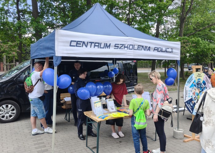 Zdjęcie 13. Na stanowisku Centrum Szkolenia Policji w Legionowie można było zapoznać się z Policyjnym „nieoznakowanym” radiowozem oraz wziąć udział w konkursach i zajeciach edukacyjnych z nagrodami. (zdjęcie źródło: WORD w Warszawie)