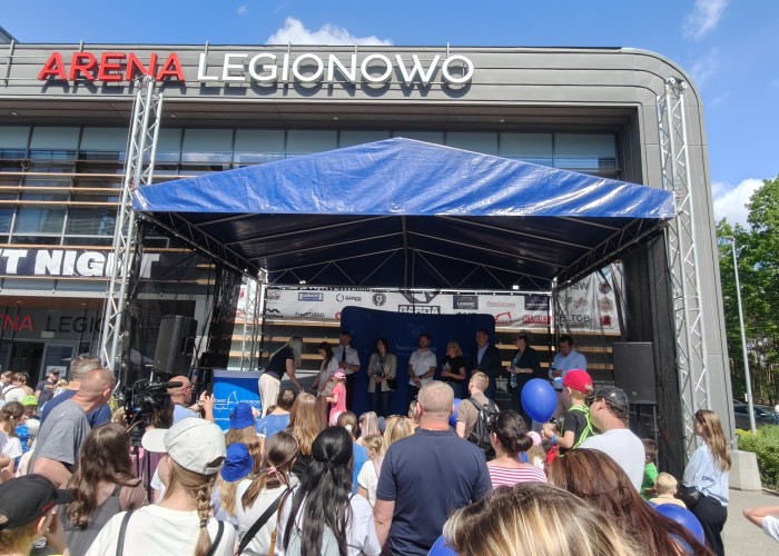 Zdjęcie 14. Na scenie głównej na zakończenie pikniku odbyło się losowanie dodatkowych nagród dla dzieci, które zobyły komlet naklejek wszystkich „firm” biorących udział w wydarzeniu. (zdjęcie źródło: WORD w Warszawie)