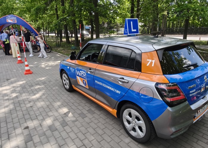 Zdjęcie 3. Suzuki Swift - pojazd egzaminacyjny kat. B. na stanowisku WORD w Warszawie słuzący do ćwiczenia „parkowania w kopercie”. (zdjęcie źródło: WORD w Warszawie)