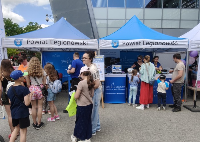 Zdjęcie 5. Stanowisko Starostwa Powiatu Legionowskiego z zgrami i kolorowankami dla dzieci (zdjęcie źródło: WORD w Warszawie)