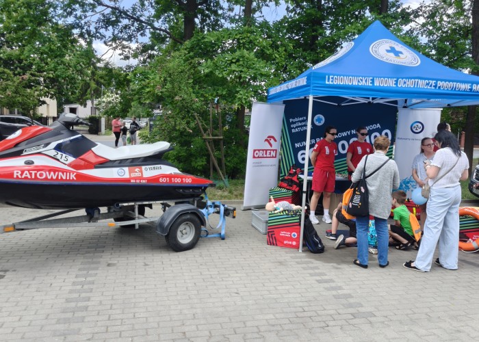 Zdjęcie 6. Stanowisko Legionowskiego Wodnego Ochotniczego Pogotowia Ratunkowego, gdzie dostępne były: samochód ratowniczy, skuter wodny, sprzęt ratowniczy oraz „fantomy” do ćwiczenia udzielania pomocy osobie nieprzytowmnej.  (zdjęcie źródło: WORD w Warszawie)