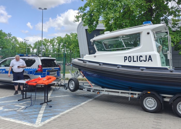 Zdjęcie 7. Na stanowisku Komisariatu Rzecznego Policji w Warszawie dostępne były: terenowy samochód Policyjny oraz Policyjna łódź motorowa.  (zdjęcie źródło: WORD w Warszawie)