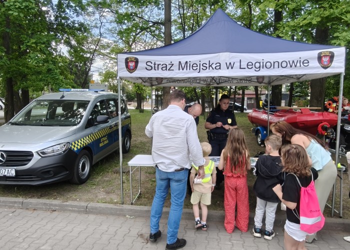 Zdjęcie 8. Na stanowisku Strazy Miejskiej w Legionowie można było porozmawiać o bezpieczeństwie oraz dostać elementy odblaskowe. (zdjęcie źródło: WORD w Warszawie)