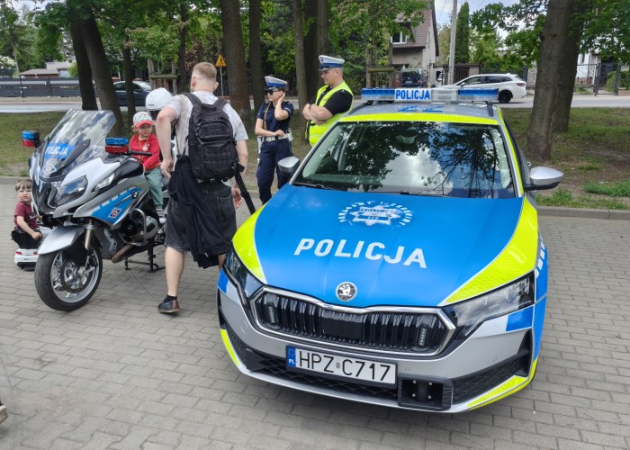 Zdjęcie 9. Na stanowisku Komendy Powiatowej Policji w Legionowie do obejrzenia był Poicyjny radiowóz oraz motocykl  (zdjęcie źródło: WORD w Warszawie)