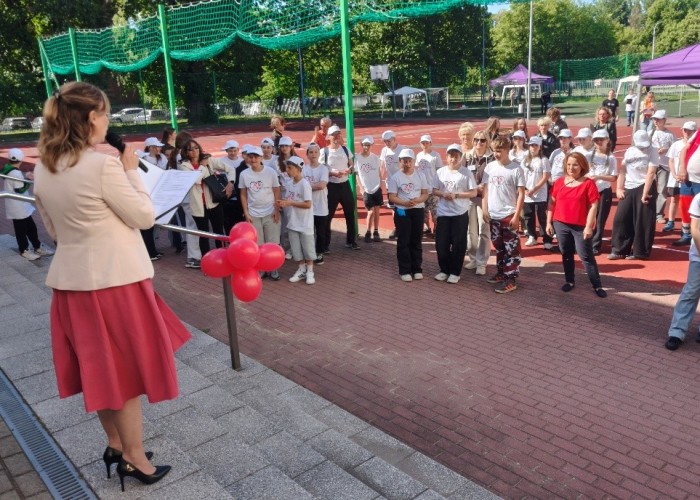 Zdjęcie 1. Przywitanie uczestników konkursu „5 złotych minut ratujących życie” w Zespole Szkół z Oddziałami Integracyjnymi nr 41 w Warszawie. (zdjęcie źródło: WORD w Warszawie).