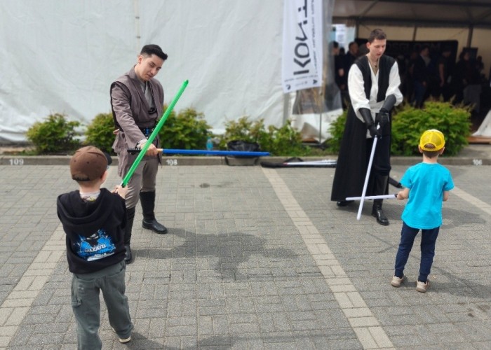 Zdjęcie 12. Instruktorzy z Akademii Light Saber podczas szkolenia najmłodzych adeptów „Jedi” z posługiwania się mieczem świetlnym. (zdjęcie źródło: WORD w Warszawie).