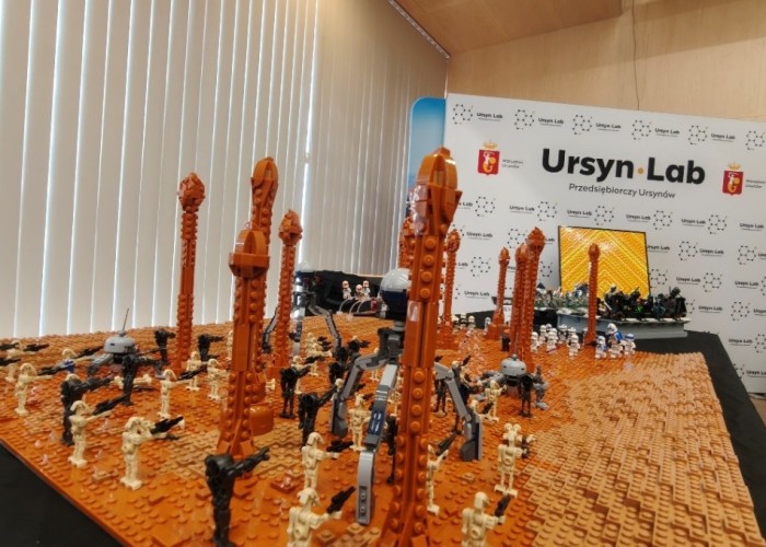 Zdjęcie 7. Plansza z klocków LEGO motywowana „Star Wars” na wystawie w Urzędzie Dzielnicy Ursynów m. st. Warszawy. (zdjęcie źródło: WORD w Warszawie).