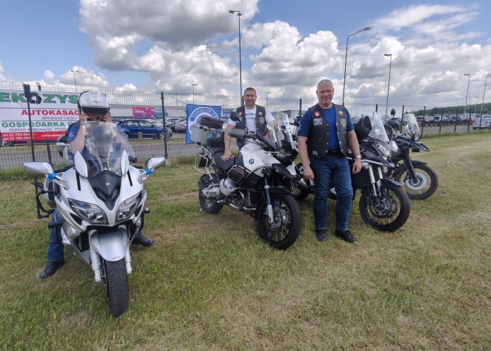 Zdjęcie 10. Członkowie Międzynarodowego Stowarzyszenia Policji Regionu Nowy Dwór Mazowiecki i ich motocykle podczas „Rowerowego Dnia Dziecka”  (Zdjęcie źródło: WORD w Warszawie)