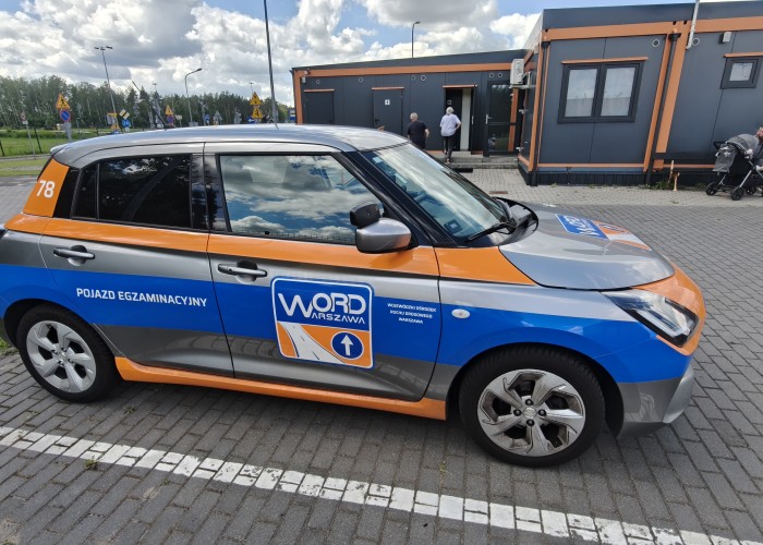 Zdjęcie 13. Pojazd egzaminacyjny kat. B Wojewódzkiego Ośrodka Ruchu Drogowego w Warszawie udostępniony podczas „Rowerowego Dnia Dziecka” w MC BRD w Modlinie. (Zdjęcie źródło: WORD w Warszawie)