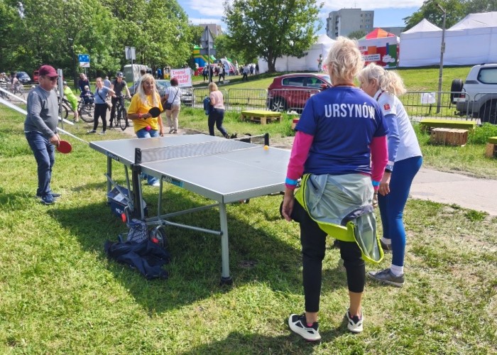Zdjęcie 9. Stół do gry w tenisa stołowego przygotowany przez Dzielnicowy Ośrodek Kultury Ursynów podczas Dni Ursynowa 2026. (zdjęcie źródło: WORD w Warszawie).
