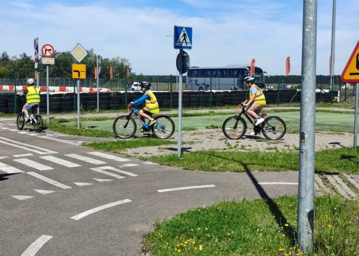 Zdjęcie 5. Uczniowie klas 4 ze SP im. Alberta Einsteina w Nowym Dworze Mazowieckiem podczas egzaminu praktycznego na Kartę rowerową na „miasteczku rowerowym” w MC BRD w Modlinie. (zdjęcie źródło: WORD w Warszawie).